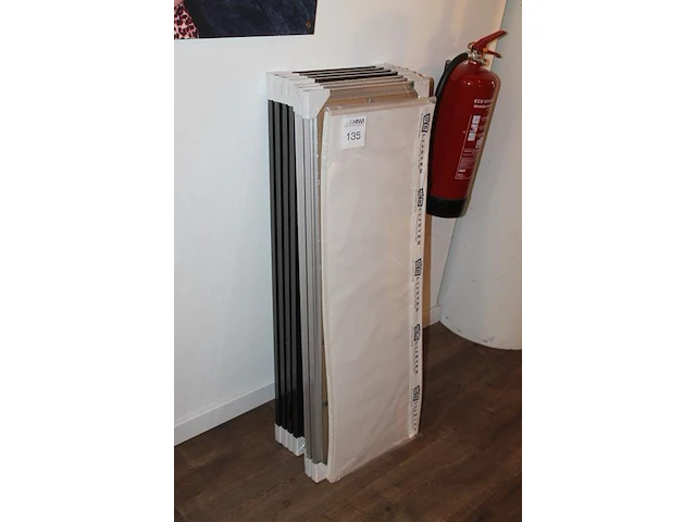 Vier zwarte en drie aluminiumkleurige fotolijsten 35 x 100 cm. - afbeelding 4 van  4
