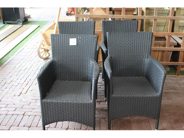 Vier zwarte kunstrotan terrasstoelen. - afbeelding 1 van  3