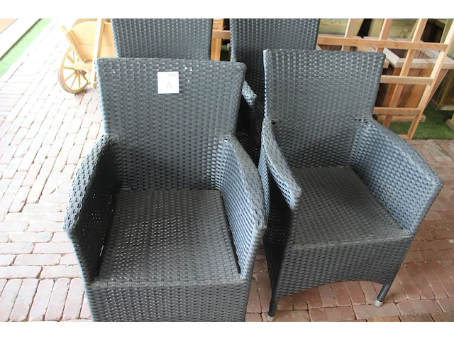 Vier zwarte kunstrotan terrasstoelen. - afbeelding 2 van  3
