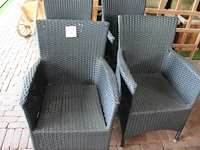 Vier zwarte kunstrotan terrasstoelen. - afbeelding 2 van  3