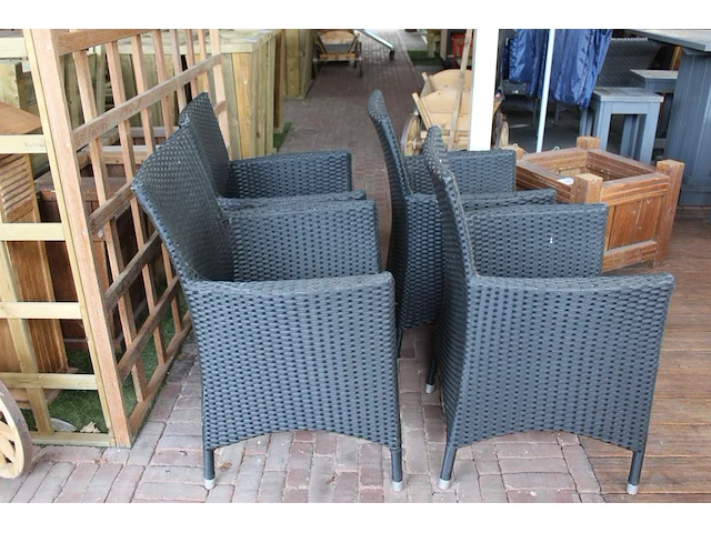 Vier zwarte kunstrotan terrasstoelen. - afbeelding 3 van  3