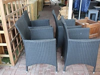 Vier zwarte kunstrotan terrasstoelen. - afbeelding 3 van  3