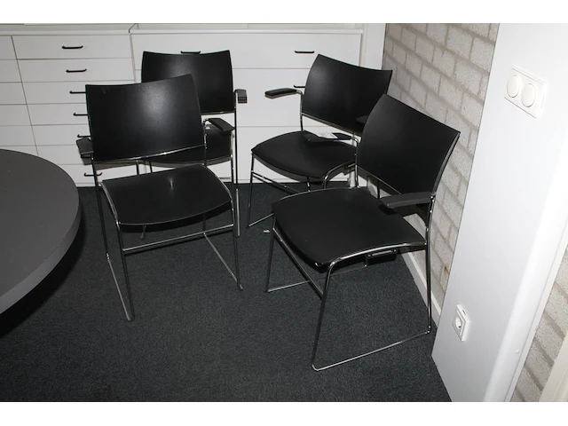 Vier zwarte kunststof kantoorstoelen met buisstalen frame. - afbeelding 1 van  2