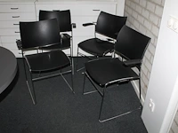Vier zwarte kunststof kantoorstoelen met buisstalen frame. - afbeelding 1 van  2