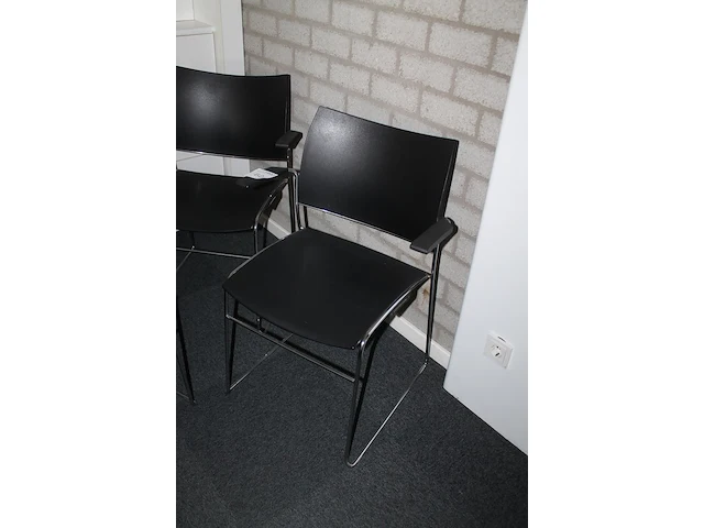 Vier zwarte kunststof kantoorstoelen met buisstalen frame. - afbeelding 2 van  2