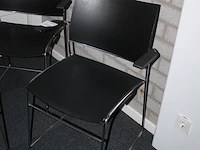 Vier zwarte kunststof kantoorstoelen met buisstalen frame. - afbeelding 2 van  2