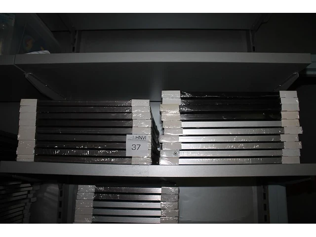 Vier zwarte, zes aluminiumkleurig mat en negen aluminiumkleurige fotolijsten 40 x 40 cm. - afbeelding 2 van  4