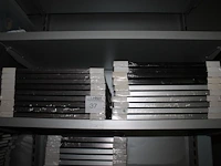 Vier zwarte, zes aluminiumkleurig mat en negen aluminiumkleurige fotolijsten 40 x 40 cm. - afbeelding 2 van  4