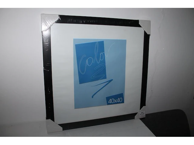 Vier zwarte, zes aluminiumkleurig mat en negen aluminiumkleurige fotolijsten 40 x 40 cm. - afbeelding 3 van  4