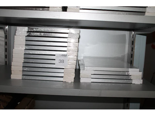 Vier zwarte, zes aluminiumkleurig mat en negen aluminiumkleurige fotolijsten 40 x 40 cm. - afbeelding 4 van  4