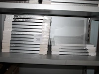 Vier zwarte, zes aluminiumkleurig mat en negen aluminiumkleurige fotolijsten 40 x 40 cm. - afbeelding 4 van  4