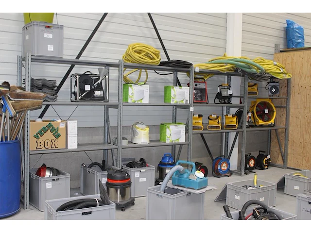 Vierdelige gegalvaniseerde stelling met afmeting 135 x 50 x 200 cm. let op: ophalen na 12.30 uur. - afbeelding 1 van  2