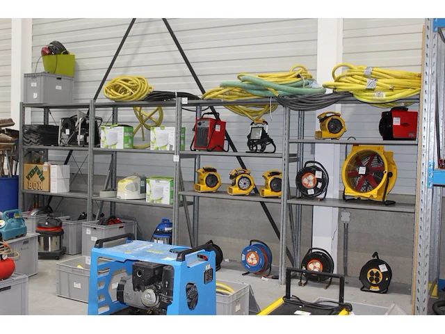 Vierdelige gegalvaniseerde stelling met afmeting 135 x 50 x 200 cm. let op: ophalen na 12.30 uur. - afbeelding 2 van  2