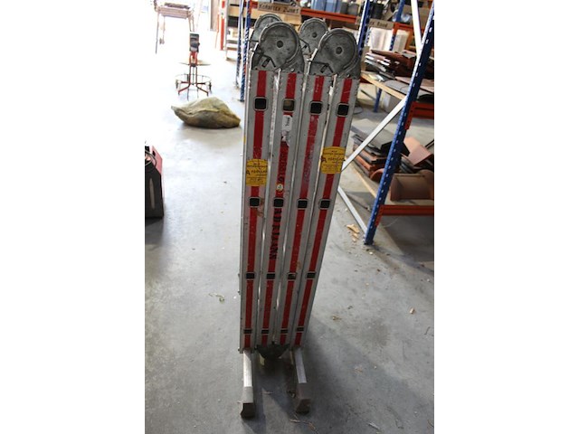 Vierdelige ladder hendriks 2043 met 4x 4 treden. - afbeelding 2 van  2