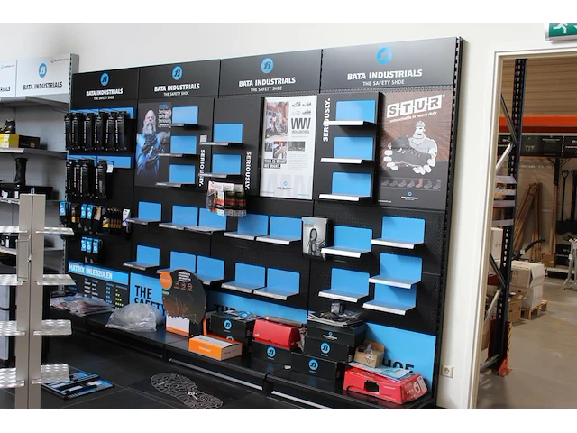 Vierdelige winkel wandstelling met afmeting 400 x 60 x 240 cm. stelling is opgebouwd als schoenendisplay. - afbeelding 1 van  2