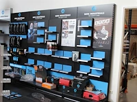 Vierdelige winkel wandstelling met afmeting 400 x 60 x 240 cm. stelling is opgebouwd als schoenendisplay. - afbeelding 1 van  2