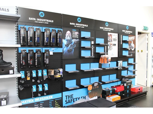 Vierdelige winkel wandstelling met afmeting 400 x 60 x 240 cm. stelling is opgebouwd als schoenendisplay. - afbeelding 2 van  2