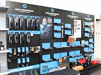 Vierdelige winkel wandstelling met afmeting 400 x 60 x 240 cm. stelling is opgebouwd als schoenendisplay. - afbeelding 2 van  2