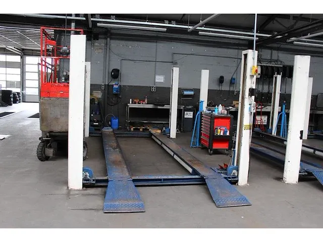 Vierkoloms hefbrug stertil koni type alh maximale draaglast 3500 kg. afm. 500 x 290 cm. bouwjaar onbekend. - afbeelding 1 van  3