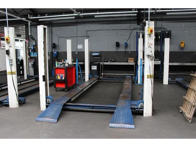 Vierkoloms hefbrug stertil koni type alh maximale draaglast 3500 kg. afm. 500 x 290 cm. bouwjaar onbekend. - afbeelding 1 van  3