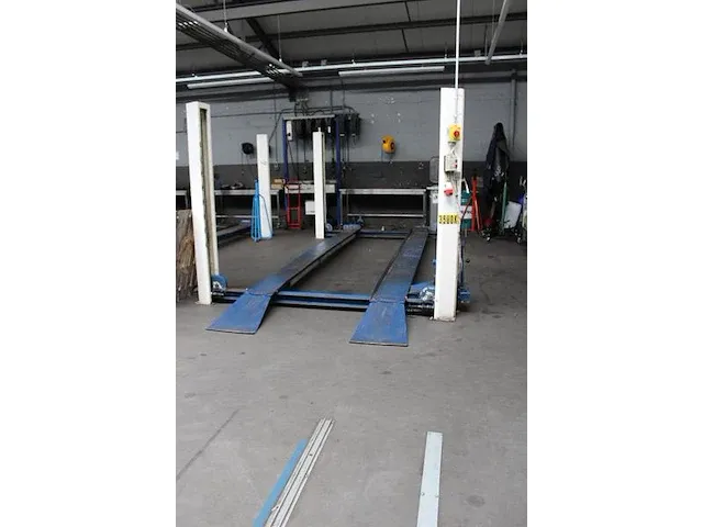 Vierkoloms hefbrug stertil koni type alh maximale draaglast 3500 kg. afm. 500 x 290 cm. bouwjaar onbekend. - afbeelding 2 van  2