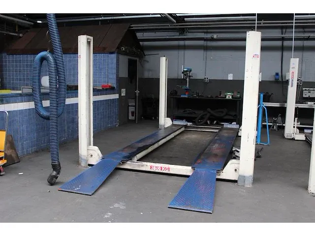 Vierkoloms hefbrug stertil koni type ko 4035 maximale draaglast 3500 kg. afm. 500 x 290 cm. bouwjaar 1978. - afbeelding 1 van  3