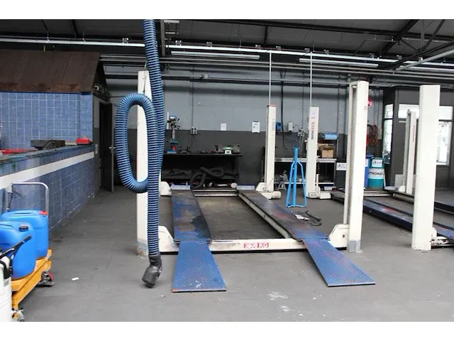 Vierkoloms hefbrug stertil koni type ko 4035 maximale draaglast 3500 kg. afm. 500 x 290 cm. bouwjaar 1978. - afbeelding 2 van  3