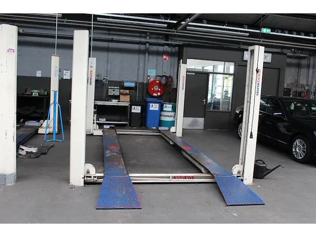 Vierkoloms hefbrug stertil koni type ko 4035 maximale draaglast 3500 kg. afm. 500 x 290 cm. bouwjaar 1951. - afbeelding 2 van  3