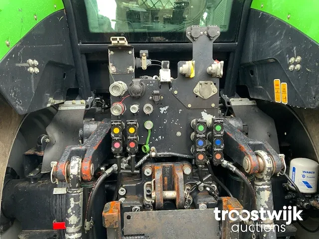 Vierwielaangedreven landbouwtractor - afbeelding 2 van  19