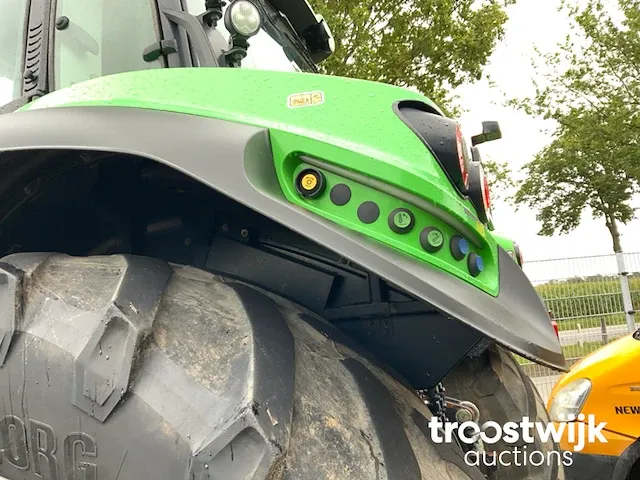 Vierwielaangedreven landbouwtractor - afbeelding 5 van  19