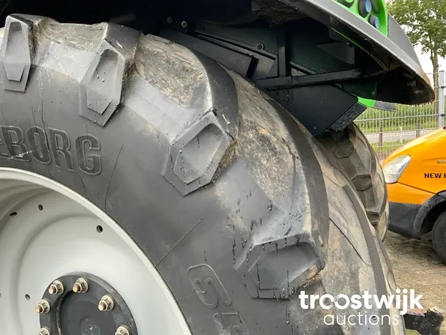 Vierwielaangedreven landbouwtractor - afbeelding 6 van  19