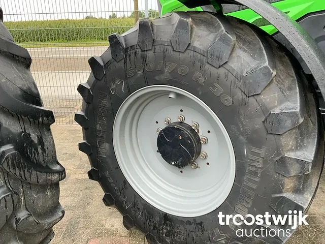 Vierwielaangedreven landbouwtractor - afbeelding 7 van  19