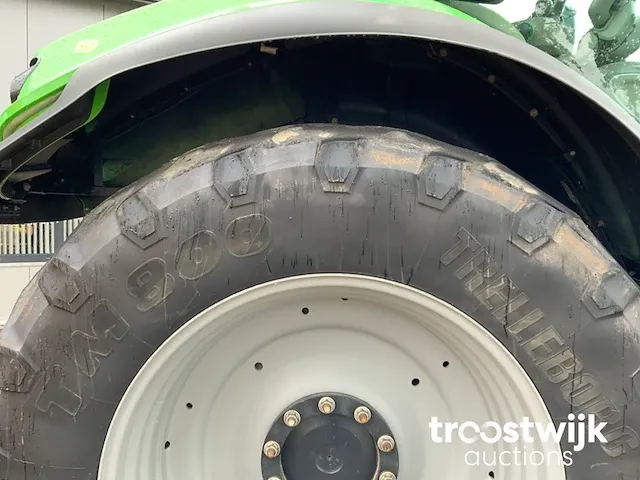 Vierwielaangedreven landbouwtractor - afbeelding 10 van  19