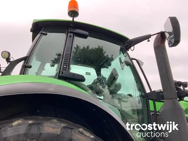 Vierwielaangedreven landbouwtractor - afbeelding 11 van  19