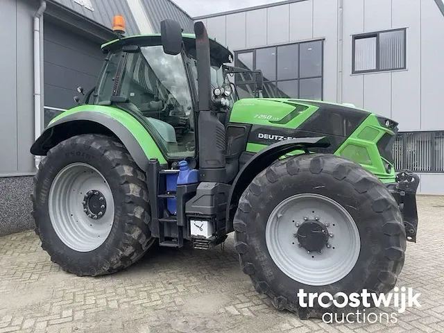 Vierwielaangedreven landbouwtractor - afbeelding 12 van  19