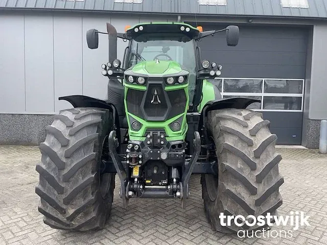 Vierwielaangedreven landbouwtractor - afbeelding 13 van  19