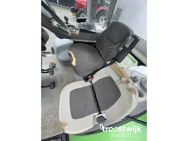 Vierwielaangedreven landbouwtractor - afbeelding 16 van  19