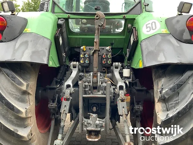 Vierwielaangedreven landbouwtractor - afbeelding 13 van  27