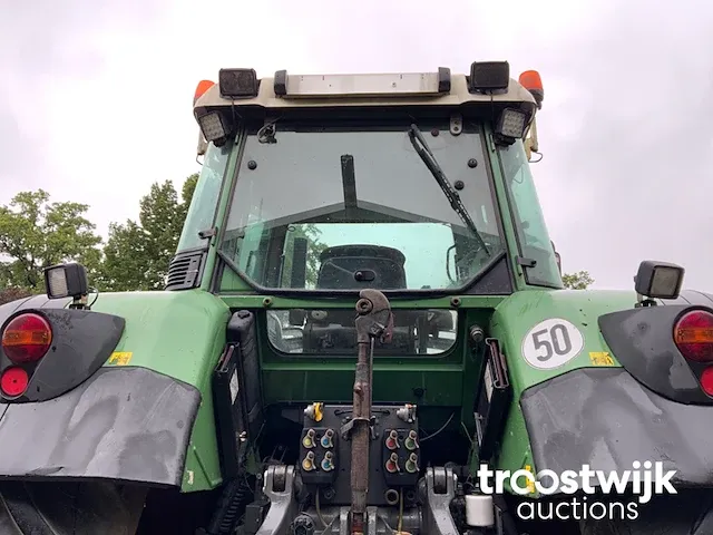 Vierwielaangedreven landbouwtractor - afbeelding 14 van  27
