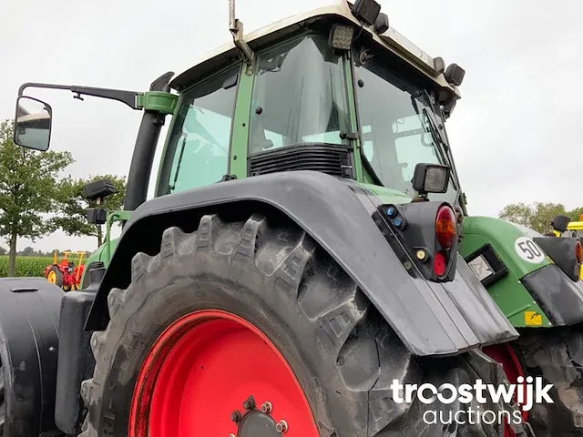 Vierwielaangedreven landbouwtractor - afbeelding 23 van  27