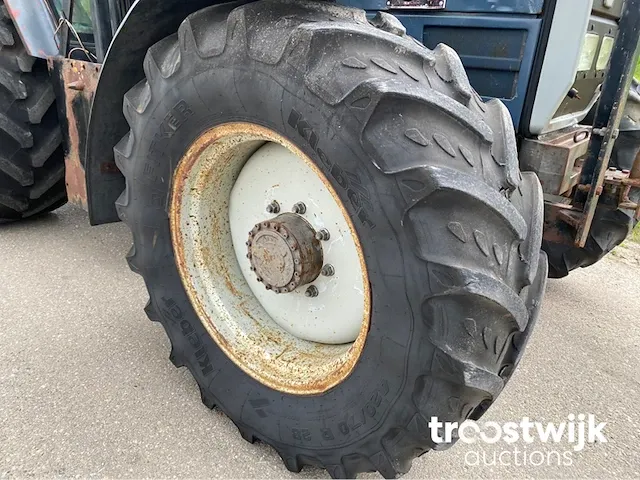 Vierwielaangedreven landbouwtractor - afbeelding 2 van  23