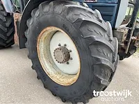 Vierwielaangedreven landbouwtractor - afbeelding 2 van  23