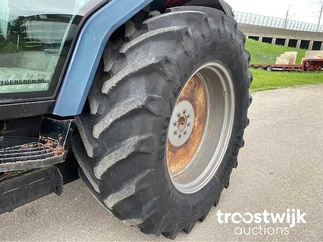 Vierwielaangedreven landbouwtractor - afbeelding 3 van  23