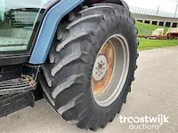 Vierwielaangedreven landbouwtractor - afbeelding 3 van  23
