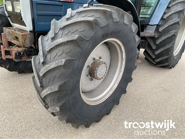 Vierwielaangedreven landbouwtractor - afbeelding 4 van  23