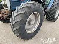 Vierwielaangedreven landbouwtractor - afbeelding 4 van  23