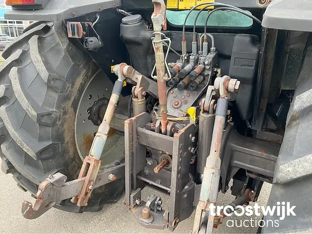 Vierwielaangedreven landbouwtractor - afbeelding 6 van  23