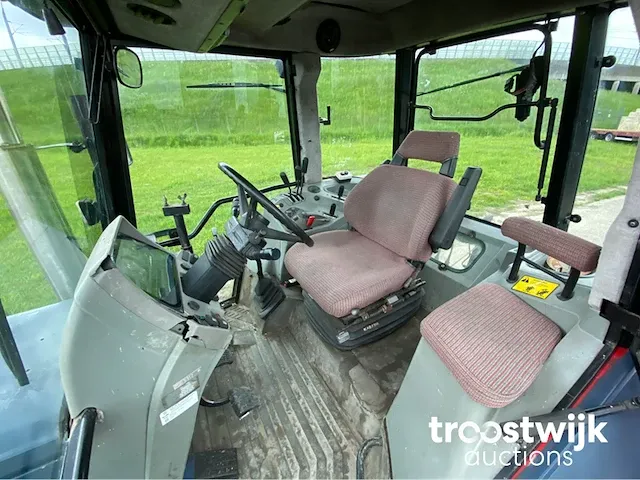 Vierwielaangedreven landbouwtractor - afbeelding 8 van  23