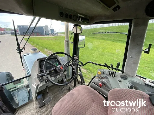 Vierwielaangedreven landbouwtractor - afbeelding 9 van  23