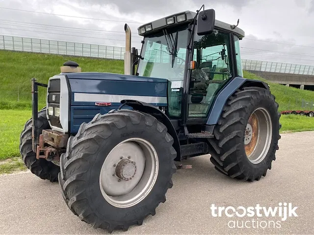 Vierwielaangedreven landbouwtractor - afbeelding 1 van  23